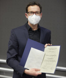Zum Artikel "Nicolas Vogel receives teaching award of the Faculty of Engineering"