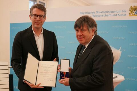 WissenschaftsministerMarkus Blume ueberreicht Prof. Dr. Wolfgang Arlt das Verdienstkreuz