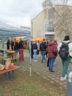 Masterstudenten beim Grillen