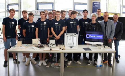 Das Team der "Denkfabrik" an seinem Stand / Fotograf: Erich Malter; Bildrechte: Förderkreis Ingenieurstudium e.V.