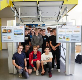 Das Team des Niolaus-Kopernikus-Gymnasiums Weißenhorn mit seiner E-Bike-Ladestation / Fotograf: Erich Malter; Bildrechte: Förderkreis Ingenieurstudium e.V.