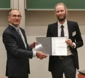 Prof. B. Atakan überreicht Dr. Ing. Florian Bauer den MegaWATT-Forschungspreis.