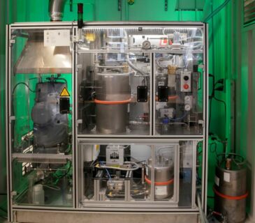 Prototypanlage zur Wasserstofffreisetzung aus flüssigen organischen Wasserstoffträgern (Foto: K. Zeug, EnCN)