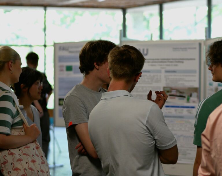 Zweitsemester-Studierende überzeugen auf Abschlusskolloquium