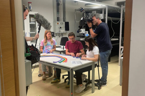 Zum Artikel "Die Maus kommt an die FAU – Dreharbeiten am Lehrstuhl für Interfaces und Partikeltechnologie"