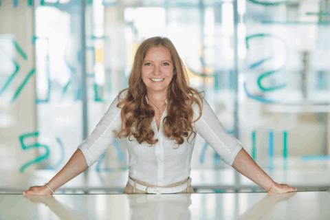 Zum Artikel "Frühwarnsystem für Stromnetze: Energietechnik-Alumna Dr.-Ing. Eva Buchta als Siemens-Erfinderin des Jahres geehrt"