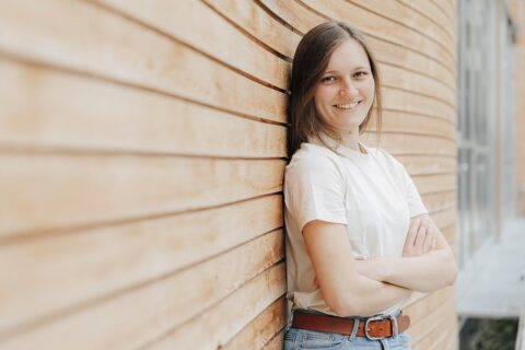 Zum Artikel "Energiegeladen: Forschungsporträt von Tamara Hein im FAU Magazin"